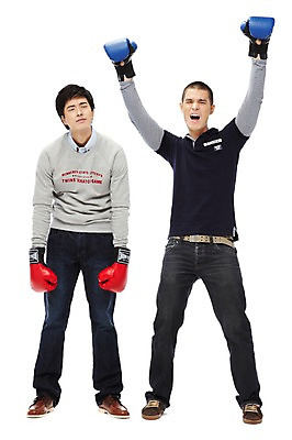 포토 JPG 스튜디오촬영 전신 외국인 해외기획촬영 2011년태국 남자 스포츠 맨라이프 포즈 모션 실내 서기 누끼 사람 동양인 20대 성인 두명 앞모습 친구 운동 손들기 경쟁 권투 기쁨 만세 글러브 글로브 우승 권투글러브 좌절 싸움 열정 패배 스파링 남자만 성인남자만 청년만 청년남자만 성인만 국내포토 라이프스타일 감정 스포츠용품 뷰포인트 장갑 컨셉 관계 건강 인종 청년 내부 격투기 최고 파일형식