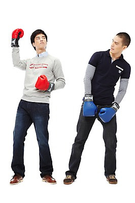 포토 JPG 스튜디오촬영 전신 외국인 해외기획촬영 2011년태국 남자 스포츠 맨라이프 포즈 모션 실내 서기 누끼 사람 동양인 20대 성인 두명 앞모습 친구 운동 마주보기 경쟁 권투 글러브 글로브 권투글러브 싸움 열정 노려봄 스파링 남자만 성인남자만 청년만 청년남자만 성인만 국내포토 라이프스타일 감정 스포츠용품 뷰포인트 장갑 컨셉 관계 표정 건강 인종 청년 내부 격투기 파일형식