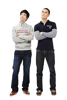 포토 JPG 스튜디오촬영 외국인 해외기획촬영 응시 2011년태국 남자 맨라이프 포즈 생각 모션 실내 서기 누끼 사람 동양인 20대 성인 두명 앞모습 친구 팔짱 경쟁 고민 열정 남자만 성인남자만 청년만 청년남자만 성인만 국내포토 라이프스타일 시선 감정 뷰포인트 컨셉 관계 인종 청년 내부 파일형식