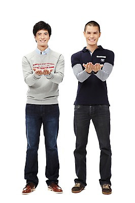 포토 JPG 스튜디오촬영 전신 외국인 해외기획촬영 2011년태국 남자 맨라이프 포즈 모션 실내 서기 미소 웃음 누끼 사람 동양인 손짓 20대 성인 두명 앞모습 친구 경쟁 손내밀기 열정 손모으기 남자만 성인남자만 청년만 청년남자만 성인만 국내포토 라이프스타일 감정 뷰포인트 컨셉 관계 표정 인종 청년 내부 파일형식