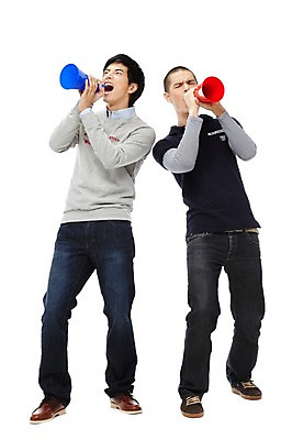 포토 JPG 스튜디오촬영 전신 외국인 해외기획촬영 2011년태국 남자 맨라이프 포즈 응원 모션 실내 서기 들기 누끼 사람 동양인 20대 성인 두명 앞모습 친구 확성기 경쟁 외침 주먹 기쁨 열정 응원나팔 남자만 성인남자만 청년만 청년남자만 성인만 국내포토 라이프스타일 감정 뷰포인트 컨셉 관계 인종 청년 내부 소리 응원용품 파일형식