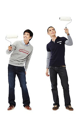 포토 JPG 스튜디오촬영 전신 외국인 해외기획촬영 2011년태국 남자 맨라이프 포즈 모션 페인팅 실내 서기 미소 웃음 들기 누끼 사람 동양인 20대 성인 두명 앞모습 친구 페인트 경쟁 공구 색칠 칠 페인트칠 열정 롤러 페인트롤러 남자만 성인남자만 청년만 청년남자만 성인만 국내포토 라이프스타일 감정 뷰포인트 컨셉 관계 표정 인종 청년 내부 도구 파일형식