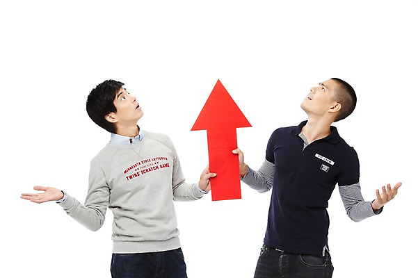 포토 JPG 스튜디오촬영 외국인 해외기획촬영 응시 2011년태국 남자 화살표 맨라이프 포즈 모션 화살 실내 들기 누끼 사람 동양인 상반신 20대 성인 두명 앞모습 친구 놀람 경쟁 올려보기 상승 오르기 열정 남자만 성인남자만 청년만 청년남자만 성인만 국내포토 라이프스타일 시선 감정 뷰포인트 컨셉 관계 표정 인종 청년 내부 파일형식