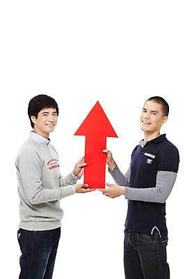 포토 JPG 스튜디오촬영 외국인 해외기획촬영 2011년태국 남자 화살표 맨라이프 화살 실내 서기 미소 웃음 들기 누끼 사람 동양인 20대 성인 두명 옆모습 친구 경쟁 상승 오르기 열정 남자만 성인남자만 청년만 청년남자만 성인만 국내포토 라이프스타일 감정 뷰포인트 컨셉 관계 모션 표정 인종 청년 내부 파일형식