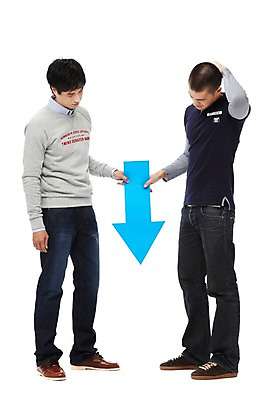 포토 JPG 스튜디오촬영 전신 외국인 해외기획촬영 응시 2011년태국 남자 화살표 맨라이프 화살 실내 서기 들기 누끼 사람 동양인 20대 성인 두명 앞모습 친구 경쟁 떨어짐 하락 열정 남자만 성인남자만 청년만 청년남자만 성인만 내려보기 국내포토 라이프스타일 시선 감정 뷰포인트 컨셉 관계 모션 인종 청년 내부 파일형식