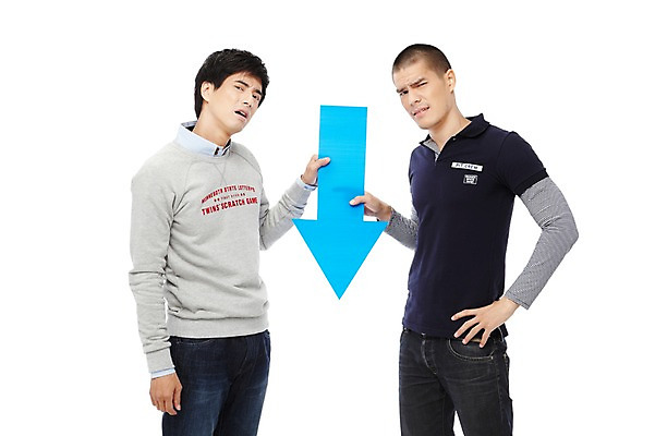 포토 JPG 스튜디오촬영 외국인 해외기획촬영 2011년태국 남자 화살표 맨라이프 허리손 화살 실내 서기 들기 누끼 사람 동양인 20대 성인 두명 앞모습 친구 경쟁 찡그림 떨어짐 하락 열정 남자만 성인남자만 청년만 청년남자만 성인만 국내포토 라이프스타일 감정 뷰포인트 포즈 컨셉 관계 모션 표정 인종 청년 내부 파일형식