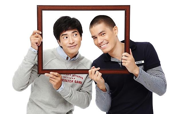 포토 JPG 스튜디오촬영 외국인 해외기획촬영 2011년태국 남자 맨라이프 포즈 액자 모션 프레임 실내 액자틀 틀 미소 웃음 들기 누끼 사람 동양인 상반신 20대 성인 두명 앞모습 친구 경쟁 열정 사진틀 남자만 성인남자만 청년만 청년남자만 성인만 국내포토 라이프스타일 감정 뷰포인트 컨셉 관계 표정 인종 청년 내부 파일형식