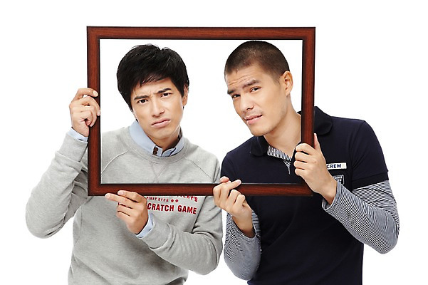 포토 JPG 스튜디오촬영 외국인 해외기획촬영 2011년태국 남자 맨라이프 포즈 액자 모션 프레임 실내 액자틀 틀 들기 누끼 사람 동양인 상반신 20대 성인 두명 앞모습 친구 경쟁 찡그림 열정 사진틀 남자만 성인남자만 청년만 청년남자만 성인만 국내포토 라이프스타일 감정 뷰포인트 컨셉 관계 표정 인종 청년 내부 파일형식