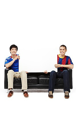 포토 JPG 스튜디오촬영 전신 외국인 해외기획촬영 배너 2011년태국 남자 맨라이프 유니폼 의자 사각프레임 프레임 광고판 실내 미소 웃음 들기 누끼 사람 앉기 동양인 20대 성인 두명 앞모습 친구 소파 경쟁 알림 백지 열정 응원복 축구복 남자만 성인남자만 청년만 청년남자만 성인만 국내포토 라이프스타일 옷 감정 뷰포인트 가구 컨셉 관계 모션 알림판 표정 인종 청년 내부 운동복 사각형 축구 판 파일형식