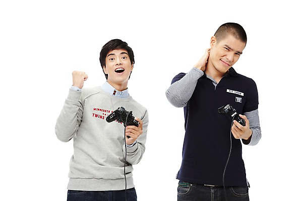 포토 JPG 스튜디오촬영 외국인 해외기획촬영 라이프스타일 2011년태국 남자 맨라이프 놀이 실내 미소 웃음 들기 누끼 사람 동양인 상반신 20대 성인 취미 두명 앞모습 친구 놀이용품 경쟁 주먹 기쁨 게임 우승 좌절 게임기 즐거움 패배 조이스틱 남자만 성인남자만 청년만 청년남자만 성인만 국내포토 감정 뷰포인트 컨셉 관계 모션 표정 인종 청년 내부 생활 최고 오브젝트 파일형식