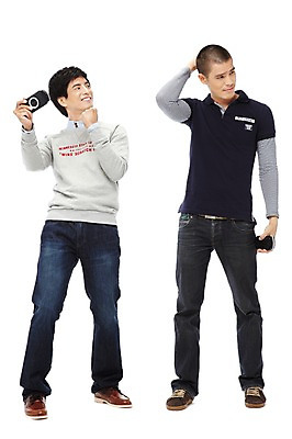 포토 JPG 스튜디오촬영 전신 외국인 해외기획촬영 라이프스타일 2011년태국 남자 맨라이프 포즈 모션 놀이 실내 서기 미소 웃음 들기 누끼 사람 동양인 20대 성인 취미 두명 앞모습 친구 놀이용품 경쟁 주먹 기쁨 게임 우승 좌절 게임기 즐거움 패배 남자만 성인남자만 청년만 청년남자만 성인만 국내포토 감정 뷰포인트 컨셉 관계 표정 인종 청년 내부 생활 최고 오브젝트 파일형식