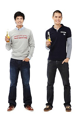 포토 JPG 스튜디오촬영 전신 외국인 해외기획촬영 라이프스타일 2011년태국 남자 음료 맨라이프 맥주 병맥주 실내 서기 미소 웃음 들기 누끼 사람 동양인 20대 성인 취미 두명 앞모습 친구 병 음주 즐거움 남자만 성인남자만 청년만 청년남자만 성인만 국내포토 식기 감정 뷰포인트 관계 모션 주류 표정 인종 청년 내부 생활 파일형식