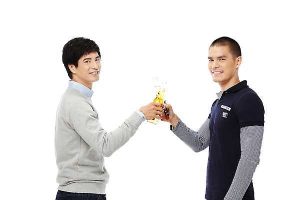 포토 JPG 스튜디오촬영 외국인 해외기획촬영 라이프스타일 2011년태국 남자 음료 맨라이프 맥주 병맥주 실내 미소 웃음 들기 누끼 사람 동양인 상반신 20대 성인 취미 두명 옆모습 친구 마주보기 병 음주 즐거움 건배 남자만 성인남자만 청년만 청년남자만 성인만 국내포토 식기 감정 뷰포인트 관계 모션 주류 표정 인종 청년 내부 생활 파일형식