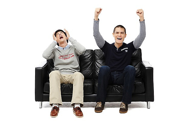 포토 JPG 스튜디오촬영 전신 외국인 해외기획촬영 라이프스타일 2011년태국 남자 맨라이프 포즈 의자 모션 실내 누끼 사람 앉기 동양인 20대 성인 취미 두명 앞모습 친구 소파 경쟁 주먹 기쁨 우승 좌절 즐거움 패배 남자만 성인남자만 청년만 청년남자만 성인만 국내포토 감정 뷰포인트 가구 컨셉 관계 인종 청년 내부 생활 최고 파일형식