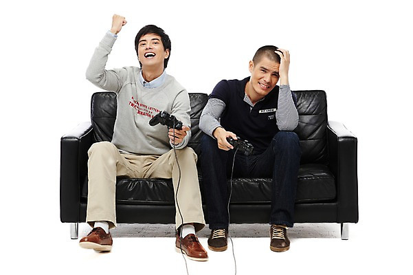 포토 JPG 스튜디오촬영 전신 외국인 해외기획촬영 라이프스타일 2011년태국 남자 맨라이프 포즈 의자 모션 놀이 실내 미소 웃음 들기 누끼 사람 앉기 동양인 20대 성인 취미 두명 앞모습 친구 소파 놀이용품 경쟁 주먹 기쁨 게임 우승 좌절 게임기 즐거움 패배 조이스틱 남자만 성인남자만 청년만 청년남자만 성인만 국내포토 감정 뷰포인트 가구 컨셉 관계 표정 인종 청년 내부 생활 최고 오브젝트 파일형식