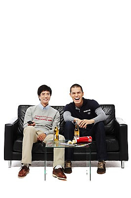 포토 JPG 스튜디오촬영 전신 외국인 해외기획촬영 라이프스타일 응시 2011년태국 남자 음료 음식 맨라이프 의자 탁자 맥주 병맥주 실내 미소 웃음 들기 누끼 사람 앉기 동양인 20대 성인 취미 두명 앞모습 친구 소파 과자 잡지 병 리모컨 즐거움 티비시청 남자만 성인남자만 청년만 청년남자만 성인만 국내포토 식기 시선 감정 뷰포인트 가구 관계 모션 디저트 주류 표정 인종 청년 내부 생활 간행물 시청_보고들음 파일형식