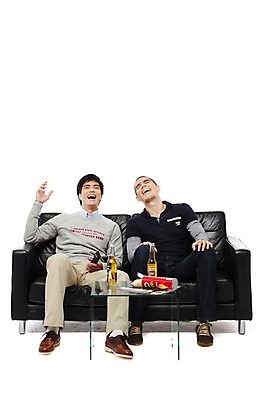 포토 JPG 스튜디오촬영 전신 외국인 해외기획촬영 라이프스타일 응시 2011년태국 남자 음료 음식 맨라이프 의자 탁자 맥주 병맥주 실내 미소 웃음 들기 누끼 사람 앉기 동양인 20대 성인 취미 두명 앞모습 친구 소파 과자 잡지 병 리모컨 즐거움 티비시청 남자만 성인남자만 청년만 청년남자만 성인만 국내포토 식기 시선 감정 뷰포인트 가구 관계 모션 디저트 주류 표정 인종 청년 내부 생활 간행물 시청_보고들음 파일형식