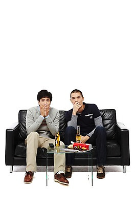 포토 JPG 스튜디오촬영 전신 외국인 해외기획촬영 라이프스타일 응시 2011년태국 남자 음료 음식 맨라이프 의자 탁자 맥주 병맥주 실내 누끼 사람 앉기 동양인 20대 성인 취미 두명 앞모습 친구 소파 과자 놀람 가림 잡지 병 리모컨 무서움 즐거움 공포 티비시청 남자만 성인남자만 청년만 청년남자만 성인만 국내포토 식기 시선 감정 뷰포인트 가구 관계 모션 디저트 주류 표정 인종 청년 내부 생활 간행물 시청_보고들음 파일형식