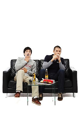 포토 JPG 스튜디오촬영 전신 외국인 해외기획촬영 라이프스타일 응시 2011년태국 남자 음료 음식 맨라이프 의자 탁자 맥주 병맥주 실내 누끼 사람 앉기 동양인 20대 성인 취미 두명 앞모습 친구 소파 과자 놀람 가림 잡지 병 리모컨 무서움 즐거움 공포 티비시청 남자만 성인남자만 청년만 청년남자만 성인만 국내포토 식기 시선 감정 뷰포인트 가구 관계 모션 디저트 주류 표정 인종 청년 내부 생활 간행물 시청_보고들음 파일형식