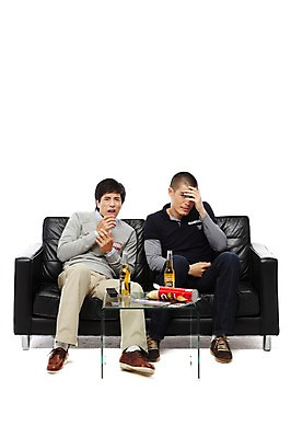 포토 JPG 스튜디오촬영 전신 외국인 해외기획촬영 라이프스타일 응시 2011년태국 남자 음료 음식 맨라이프 의자 탁자 맥주 병맥주 실내 누끼 사람 앉기 동양인 20대 성인 취미 두명 앞모습 친구 소파 과자 가림 잡지 병 리모컨 무서움 즐거움 공포 티비시청 안타까운 남자만 성인남자만 청년만 청년남자만 성인만 국내포토 식기 시선 감정 뷰포인트 가구 관계 모션 디저트 주류 인종 청년 내부 생활 간행물 시청_보고들음 파일형식