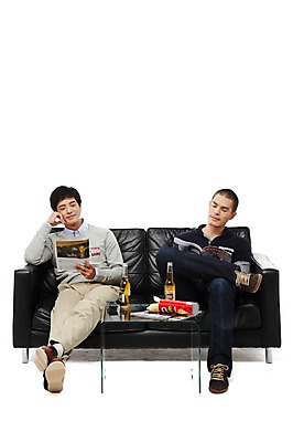 포토 JPG 스튜디오촬영 전신 외국인 해외기획촬영 라이프스타일 응시 2011년태국 남자 음료 음식 맨라이프 의자 탁자 맥주 병맥주 실내 미소 웃음 들기 누끼 사람 앉기 동양인 20대 성인 취미 두명 앞모습 친구 소파 독서 과자 턱괴기 잡지 병 리모컨 읽기 즐거움 남자만 성인남자만 청년만 청년남자만 성인만 국내포토 식기 시선 감정 뷰포인트 가구 관계 모션 디저트 주류 표정 인종 청년 내부 생활 간행물 파일형식
