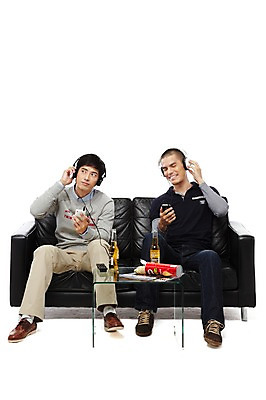 포토 JPG 스튜디오촬영 전신 외국인 해외기획촬영 라이프스타일 2011년태국 남자 음료 음악 음식 맨라이프 의자 탁자 맥주 병맥주 실내 미소 웃음 들기 누끼 사람 앉기 동양인 20대 성인 취미 두명 앞모습 친구 스마트폰 소파 과자 눈감음 헤드폰 헤드셋 음악감상 듣기 잡지 병 MP3 리모컨 즐거움 남자만 성인남자만 청년만 청년남자만 성인만 국내포토 식기 감정 뷰포인트 음향기기 가구 관계 모션 문화예술 디저트 주류 표정 인종 청년 내부 생활 간행물 전자제품 핸드폰 스마트기기 감상 파일형식