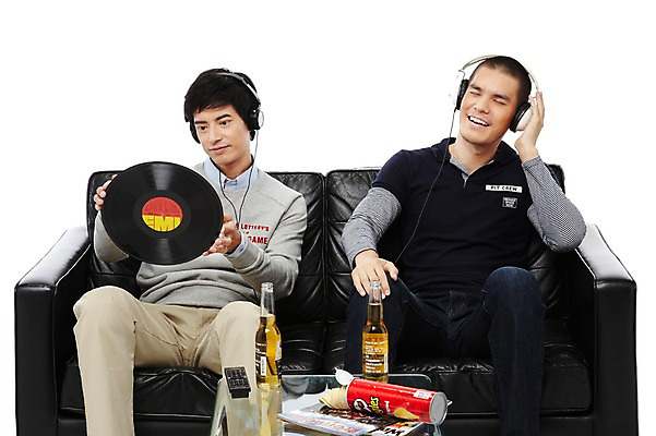 포토 JPG 스튜디오촬영 외국인 해외기획촬영 라이프스타일 2011년태국 남자 음료 음악 음식 맨라이프 의자 탁자 맥주 병맥주 실내 미소 웃음 들기 누끼 사람 앉기 동양인 20대 성인 취미 두명 앞모습 친구 소파 과자 눈감음 헤드폰 헤드셋 음악감상 듣기 잡지 병 리모컨 즐거움 남자만 성인남자만 청년만 청년남자만 성인만 국내포토 식기 감정 뷰포인트 음향기기 가구 관계 모션 문화예술 디저트 주류 표정 인종 청년 내부 생활 간행물 감상 파일형식