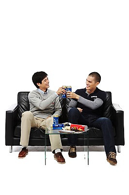 포토 JPG 스튜디오촬영 전신 외국인 해외기획촬영 라이프스타일 2011년태국 남자 음료 음식 맨라이프 의자 탁자 맥주 실내 미소 웃음 들기 누끼 사람 앉기 동양인 20대 성인 취미 두명 앞모습 친구 소파 마주보기 과자 헤드폰 헤드셋 마시기 캔 잡지 먹기 음주 즐거움 건배 캔맥주 남자만 성인남자만 청년만 청년남자만 성인만 국내포토 감정 뷰포인트 음향기기 가구 관계 모션 디저트 주류 표정 인종 청년 내부 생활 간행물 파일형식