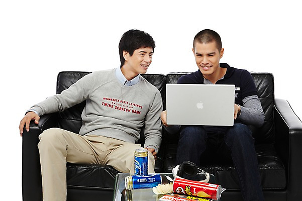 포토 JPG 스튜디오촬영 외국인 해외기획촬영 라이프스타일 응시 2011년태국 남자 음료 음식 맨라이프 인터넷 의자 탁자 맥주 실내 미소 웃음 누끼 사람 앉기 동양인 20대 성인 취미 두명 앞모습 친구 노트북 컴퓨터 소파 과자 헤드폰 헤드셋 웹서핑 캔 잡지 즐거움 캔맥주 남자만 성인남자만 청년만 청년남자만 성인만 국내포토 시선 감정 뷰포인트 음향기기 가구 관계 모션 디저트 주류 표정 인종 청년 내부 생활 간행물 전자제품 파일형식