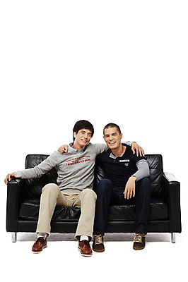 포토 JPG 스튜디오촬영 전신 외국인 해외기획촬영 라이프스타일 2011년태국 남자 맨라이프 의자 어깨동무 휴식 실내 미소 웃음 누끼 사람 앉기 동양인 20대 성인 취미 두명 앞모습 친구 소파 우정 즐거움 남자만 성인남자만 청년만 청년남자만 성인만 국내포토 감정 뷰포인트 포즈 가구 컨셉 관계 모션 표정 인종 청년 내부 생활 파일형식