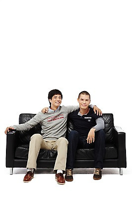 포토 JPG 스튜디오촬영 전신 외국인 해외기획촬영 라이프스타일 2011년태국 남자 맨라이프 의자 어깨동무 휴식 실내 미소 웃음 누끼 사람 앉기 동양인 20대 성인 취미 두명 앞모습 친구 소파 우정 즐거움 남자만 성인남자만 청년만 청년남자만 성인만 국내포토 감정 뷰포인트 포즈 가구 컨셉 관계 모션 표정 인종 청년 내부 생활 파일형식