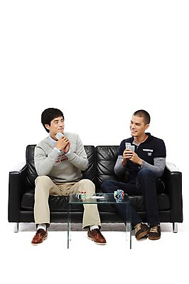 포토 JPG 스튜디오촬영 전신 외국인 해외기획촬영 라이프스타일 2011년태국 남자 맨라이프 의자 탁자 실내 미소 웃음 들기 누끼 사람 앉기 동양인 20대 성인 취미 두명 앞모습 친구 소파 놀이용품 경쟁 게임 트럼프 도박 즐거움 포커 남자만 성인남자만 청년만 청년남자만 성인만 국내포토 놀이칩 감정 뷰포인트 가구 컨셉 관계 모션 놀이 표정 인종 청년 내부 생활 오브젝트 파일형식