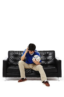 포토 JPG 스튜디오촬영 전신 외국인 해외기획촬영 라이프스타일 2011년태국 남자 스포츠 맨라이프 유니폼 의자 축구공 공 응원 실내 고개숙이기 한명 들기 누끼 사람 앉기 동양인 20대 성인 취미 앞모습 소파 축구 실패 좌절 리모컨 즐거움 축구응원 응원복 패배 축구복 티비시청 남자만 남자한명만 성인남자만 청년만 청년남자만 청년남자한명만 성인한명만 성인남자한명만 성인만 월드싸커 국내포토 1 옷 감정 뷰포인트 가구 컨셉 축구용품 모션 숙이기 인종 청년 내부 생활 운동복 구기 시청_보고들음 파일형식