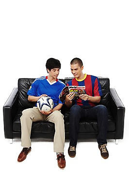 포토 JPG 스튜디오촬영 전신 외국인 해외기획촬영 라이프스타일 응시 2011년태국 남자 스포츠 맨라이프 유니폼 의자 축구공 공 응원 실내 미소 웃음 들기 누끼 사람 앉기 동양인 20대 성인 취미 두명 앞모습 책 친구 소파 독서 축구 잡지 읽기 즐거움 축구응원 응원복 축구복 남자만 성인남자만 청년만 청년남자만 성인만 월드싸커 국내포토 시선 옷 감정 뷰포인트 가구 축구용품 관계 모션 표정 인종 청년 내부 생활 간행물 운동복 구기 파일형식