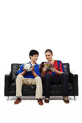 포토 JPG 스튜디오촬영 전신 외국인 해외기획촬영 라이프스타일 응시 2011년태국 남자 스포츠 맨라이프 유니폼 의자 축구공 공 응원 실내 미소 웃음 들기 누끼 사람 앉기 동양인 20대 성인 취미 두명 앞모습 책 친구 소파 독서 축구 잡지 읽기 즐거움 축구응원 응원복 축구복 남자만 성인남자만 청년만 청년남자만 성인만 월드싸커 국내포토 시선 옷 감정 뷰포인트 가구 축구용품 관계 모션 표정 인종 청년 내부 생활 간행물 운동복 구기 파일형식