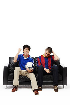 포토 JPG 스튜디오촬영 전신 외국인 해외기획촬영 라이프스타일 2011년태국 남자 스포츠 맨라이프 유니폼 의자 축구공 공 응원 실내 들기 누끼 사람 앉기 동양인 20대 성인 취미 두명 앞모습 친구 소파 축구 경쟁 주먹 우승 실패 좌절 즐거움 축구응원 응원복 축구복 남자만 성인남자만 청년만 청년남자만 성인만 월드싸커 국내포토 옷 감정 뷰포인트 가구 컨셉 축구용품 관계 모션 인종 청년 내부 생활 운동복 구기 최고 파일형식