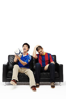 포토 JPG 스튜디오촬영 전신 외국인 해외기획촬영 라이프스타일 2011년태국 남자 스포츠 맨라이프 유니폼 의자 축구공 공 응원 실내 들기 누끼 사람 앉기 동양인 20대 성인 취미 두명 앞모습 친구 소파 축구 경쟁 우승 실패 좌절 즐거움 축구응원 응원복 축구복 남자만 성인남자만 청년만 청년남자만 성인만 월드싸커 국내포토 옷 감정 뷰포인트 가구 컨셉 축구용품 관계 모션 인종 청년 내부 생활 운동복 구기 최고 파일형식