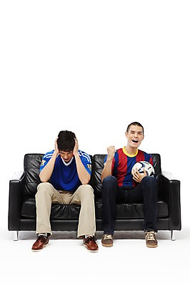 포토 JPG 스튜디오촬영 전신 외국인 해외기획촬영 라이프스타일 2011년태국 남자 스포츠 맨라이프 유니폼 의자 축구공 공 응원 실내 들기 누끼 사람 앉기 동양인 20대 성인 취미 두명 앞모습 친구 소파 축구 경쟁 주먹 우승 실패 좌절 즐거움 축구응원 응원복 축구복 남자만 성인남자만 청년만 청년남자만 성인만 월드싸커 국내포토 옷 감정 뷰포인트 가구 컨셉 축구용품 관계 모션 인종 청년 내부 생활 운동복 구기 최고 파일형식