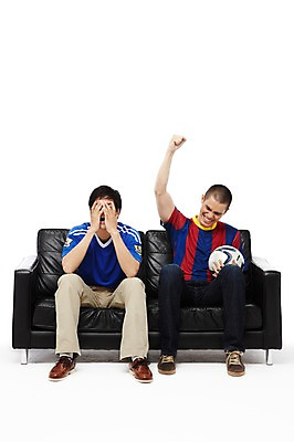 포토 JPG 스튜디오촬영 전신 외국인 해외기획촬영 라이프스타일 2011년태국 남자 스포츠 맨라이프 유니폼 의자 축구공 공 응원 실내 들기 누끼 사람 앉기 동양인 20대 성인 취미 두명 앞모습 친구 소파 축구 경쟁 주먹 우승 실패 좌절 즐거움 축구응원 응원복 축구복 남자만 성인남자만 청년만 청년남자만 성인만 월드싸커 국내포토 옷 감정 뷰포인트 가구 컨셉 축구용품 관계 모션 인종 청년 내부 생활 운동복 구기 최고 파일형식