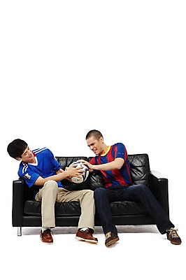 포토 JPG 스튜디오촬영 전신 외국인 해외기획촬영 라이프스타일 2011년태국 남자 스포츠 맨라이프 유니폼 의자 축구공 공 응원 실내 들기 누끼 사람 앉기 동양인 20대 성인 취미 두명 앞모습 친구 소파 축구 경쟁 찡그림 즐거움 축구응원 싸움 응원복 축구복 남자만 성인남자만 청년만 청년남자만 성인만 월드싸커 국내포토 옷 감정 뷰포인트 가구 컨셉 축구용품 관계 모션 표정 인종 청년 내부 생활 운동복 구기 파일형식