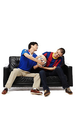 포토 JPG 스튜디오촬영 전신 외국인 해외기획촬영 라이프스타일 2011년태국 남자 스포츠 맨라이프 유니폼 의자 축구공 공 응원 실내 들기 누끼 사람 앉기 동양인 20대 성인 취미 두명 앞모습 친구 소파 축구 경쟁 찡그림 즐거움 축구응원 싸움 응원복 축구복 남자만 성인남자만 청년만 청년남자만 성인만 월드싸커 국내포토 옷 감정 뷰포인트 가구 컨셉 축구용품 관계 모션 표정 인종 청년 내부 생활 운동복 구기 파일형식