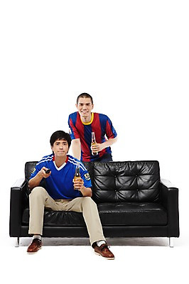 포토 JPG 스튜디오촬영 전신 외국인 해외기획촬영 라이프스타일 응시 2011년태국 남자 음료 스포츠 맨라이프 유니폼 의자 응원 술병 맥주 주류 실내 서기 미소 웃음 들기 누끼 사람 앉기 동양인 20대 성인 취미 두명 앞모습 친구 소파 축구 병 리모컨 즐거움 축구응원 응원복 축구복 맥주병 티비시청 남자만 성인남자만 청년만 청년남자만 성인만 월드싸커 국내포토 식기 시선 옷 감정 뷰포인트 가구 관계 모션 병_용기 표정 인종 청년 내부 생활 운동복 구기 시청_보고들음 파일형식