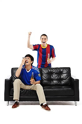 포토 JPG 스튜디오촬영 전신 외국인 해외기획촬영 라이프스타일 응시 2011년태국 남자 음료 스포츠 맨라이프 유니폼 의자 응원 술병 맥주 주류 실내 서기 미소 웃음 들기 누끼 사람 앉기 동양인 20대 성인 취미 두명 앞모습 친구 소파 축구 경쟁 주먹 기쁨 우승 실패 좌절 병 리모컨 즐거움 축구응원 응원복 패배 축구복 맥주병 티비시청 남자만 성인남자만 청년만 청년남자만 성인만 월드싸커 국내포토 식기 시선 옷 감정 뷰포인트 가구 컨셉 관계 모션 병_용기 표정 인종 청년 내부 생활 운동복 구기 최고 시청_보고들음 파일형식