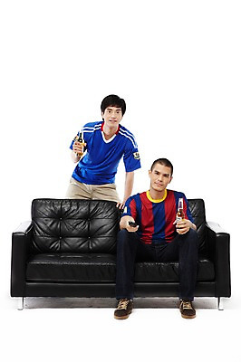 포토 JPG 스튜디오촬영 전신 외국인 해외기획촬영 라이프스타일 응시 2011년태국 남자 음료 스포츠 맨라이프 유니폼 의자 응원 술병 맥주 주류 실내 서기 들기 누끼 사람 앉기 동양인 20대 성인 취미 두명 앞모습 친구 소파 축구 병 리모컨 즐거움 축구응원 응원복 축구복 맥주병 티비시청 남자만 성인남자만 청년만 청년남자만 성인만 월드싸커 국내포토 식기 시선 옷 감정 뷰포인트 가구 관계 모션 병_용기 인종 청년 내부 생활 운동복 구기 시청_보고들음 파일형식