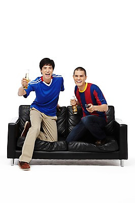 포토 JPG 스튜디오촬영 전신 외국인 해외기획촬영 라이프스타일 응시 2011년태국 남자 음료 스포츠 맨라이프 유니폼 의자 응원 술병 맥주 주류 실내 미소 웃음 들기 누끼 사람 동양인 20대 성인 취미 두명 앞모습 친구 소파 축구 병 리모컨 즐거움 축구응원 응원복 축구복 맥주병 티비시청 남자만 성인남자만 청년만 청년남자만 성인만 월드싸커 국내포토 식기 시선 옷 감정 뷰포인트 가구 관계 모션 병_용기 표정 인종 청년 내부 생활 운동복 구기 시청_보고들음 파일형식