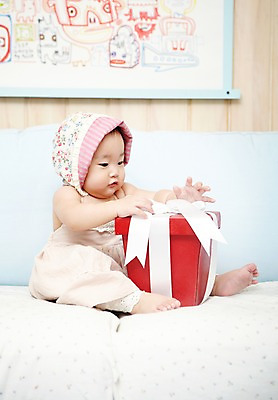 포토 JPG 스튜디오촬영 전신 모자 잡화 여자 어린이라이프 액자 쿠션 의자 실내 선물 한명 사람 앉기 동양인 선물상자 소파 귀여움 한국인 아기 즐거움 여자만 여자한명만 아기만 여자아기만 여자아기한명만 국내포토 1 라이프스타일 감정 어린이 가구 컨셉 모션 인종 내부 상자 파일형식