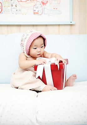 포토 JPG 스튜디오촬영 전신 모자 잡화 여자 어린이라이프 액자 쿠션 의자 실내 선물 한명 사람 앉기 동양인 선물상자 소파 귀여움 한국인 아기 즐거움 여자만 여자한명만 아기만 여자아기만 여자아기한명만 국내포토 1 라이프스타일 감정 어린이 가구 컨셉 모션 인종 내부 상자 파일형식