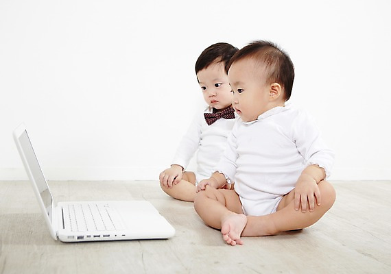 포토 JPG 스튜디오촬영 전신 응시 여자 남자 어린이라이프 장난 놀이 나비넥타이 실내 사람 앉기 동양인 두명 옆모습 노트북 컴퓨터 귀여움 한국인 아기 즐거움 호기심 아기만 국내포토 라이프스타일 시선 감정 어린이 뷰포인트 컨셉 모션 넥타이 인종 내부 전자제품 파일형식