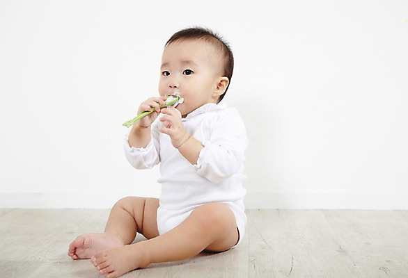 포토 JPG 스튜디오촬영 전신 여자 어린이라이프 음식 실내 한명 들기 사람 앉기 동양인 옆모습 숟가락 한국인 아기 먹기 기저귀 이유식 요거트 여자만 여자한명만 아기만 여자아기만 여자아기한명만 국내포토 1 라이프스타일 어린이 뷰포인트 모션 유제품 수저 인종 내부 아기용품 파일형식