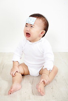 포토 JPG 스튜디오촬영 전신 여자 어린이라이프 실내 한명 사람 앉기 동양인 앞모습 고통 한국인 아기 찡그림 질병 울음 기저귀 파스 해열 해열제 여자만 여자한명만 아기만 여자아기만 여자아기한명만 국내포토 1 라이프스타일 감정 어린이 뷰포인트 의학 모션 표정 인종 내부 치료 약 아기용품 의료용품 파일형식